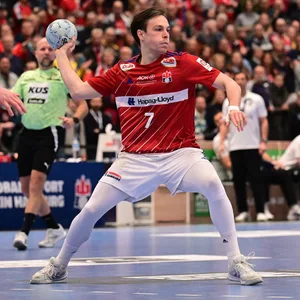 Leif Tissier wirft einen Ball