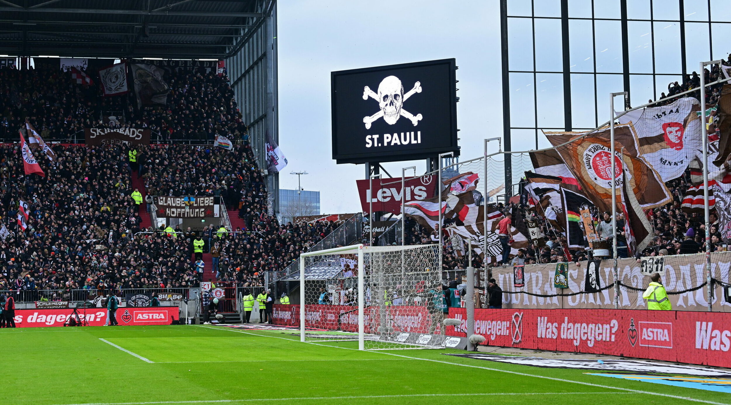 Fans im Millerntor-Stadion