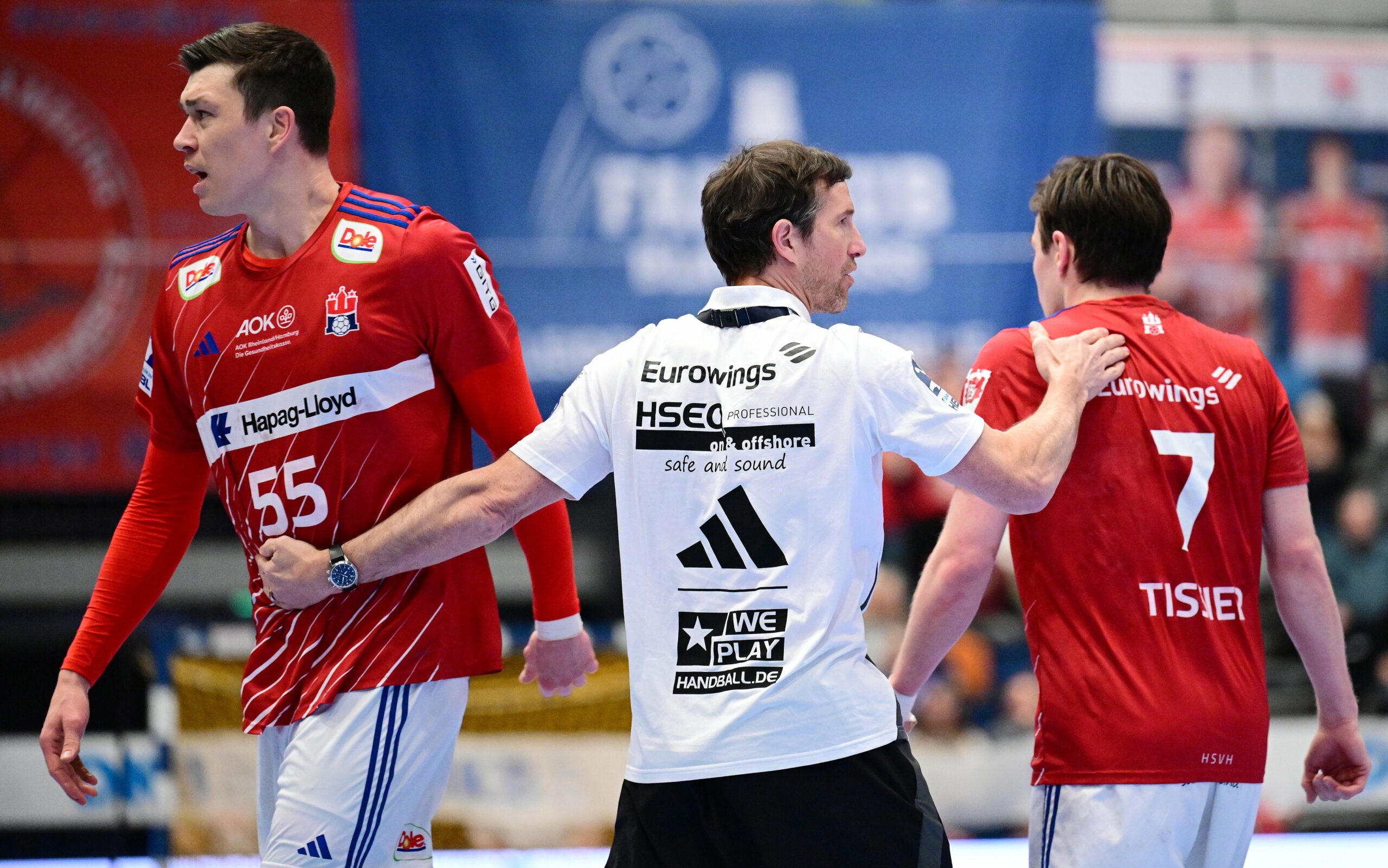 HSVH-Trainer Torsten Jansen klatscht mit Azat Valiullin und Leif Tissier ab
