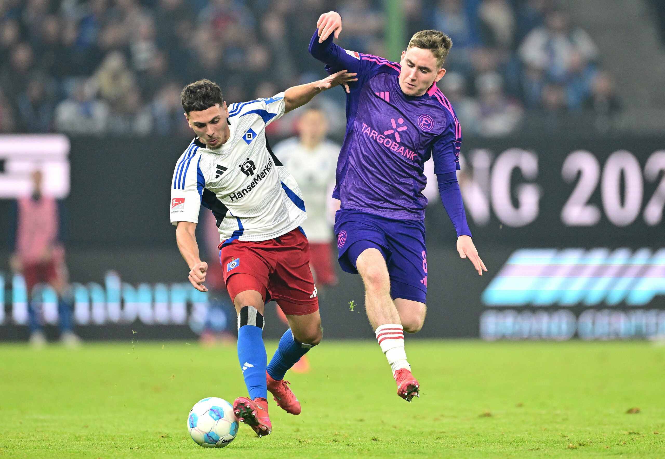 Düsseldorfs Isak Johannesson im Duell mit HSV-Profi William Mikelbrencis