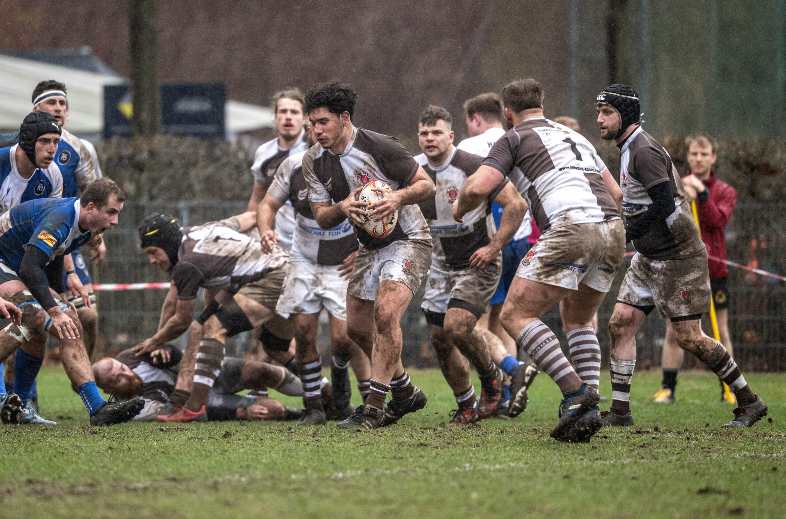Max Falcao trägt den Rugby-Ball im Getümmel