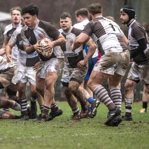 Max Falcao trägt den Rugby-Ball im Getümmel