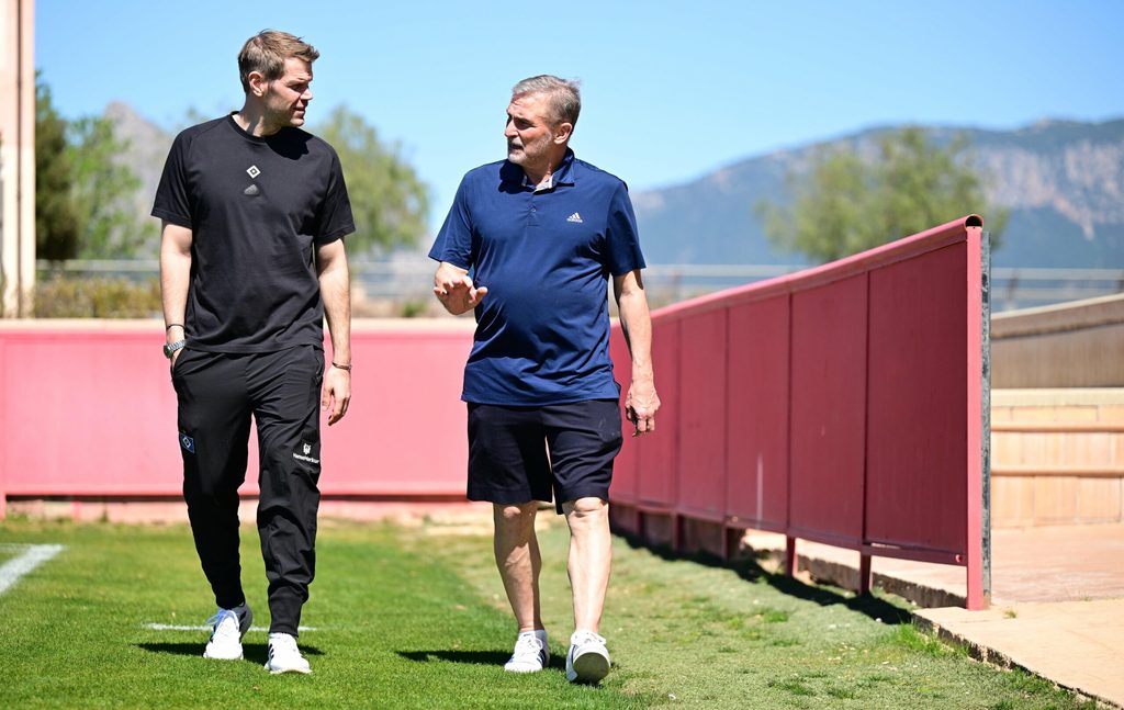 Eric Huwer spricht am Trainingsplatz mit Stefan Kuntz