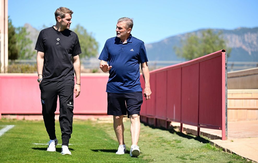 Eric Huwer spricht am Trainingsplatz mit Stefan Kuntz