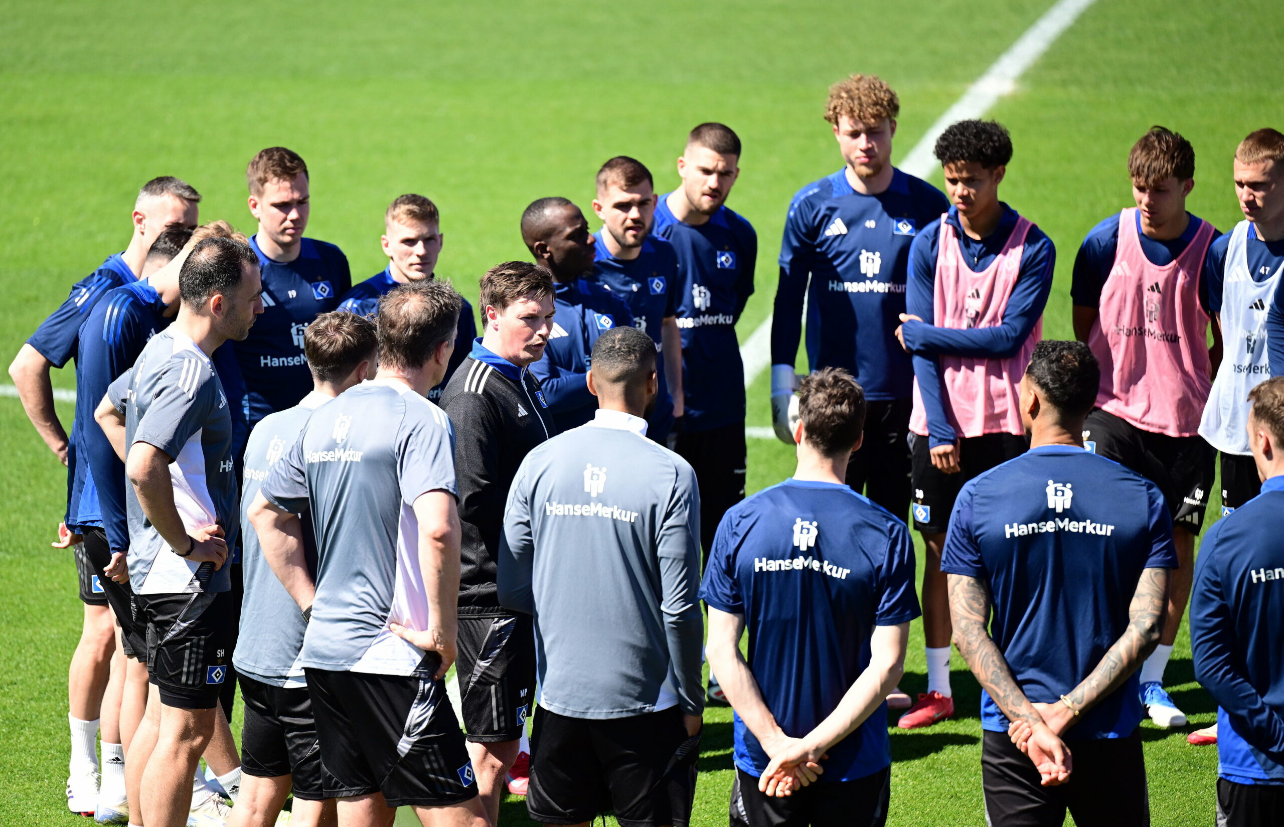 Merlin Polzin spricht zu seinem HSV-Team