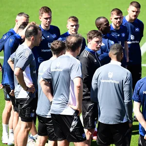 Merlin Polzin spricht zu seinem HSV-Team