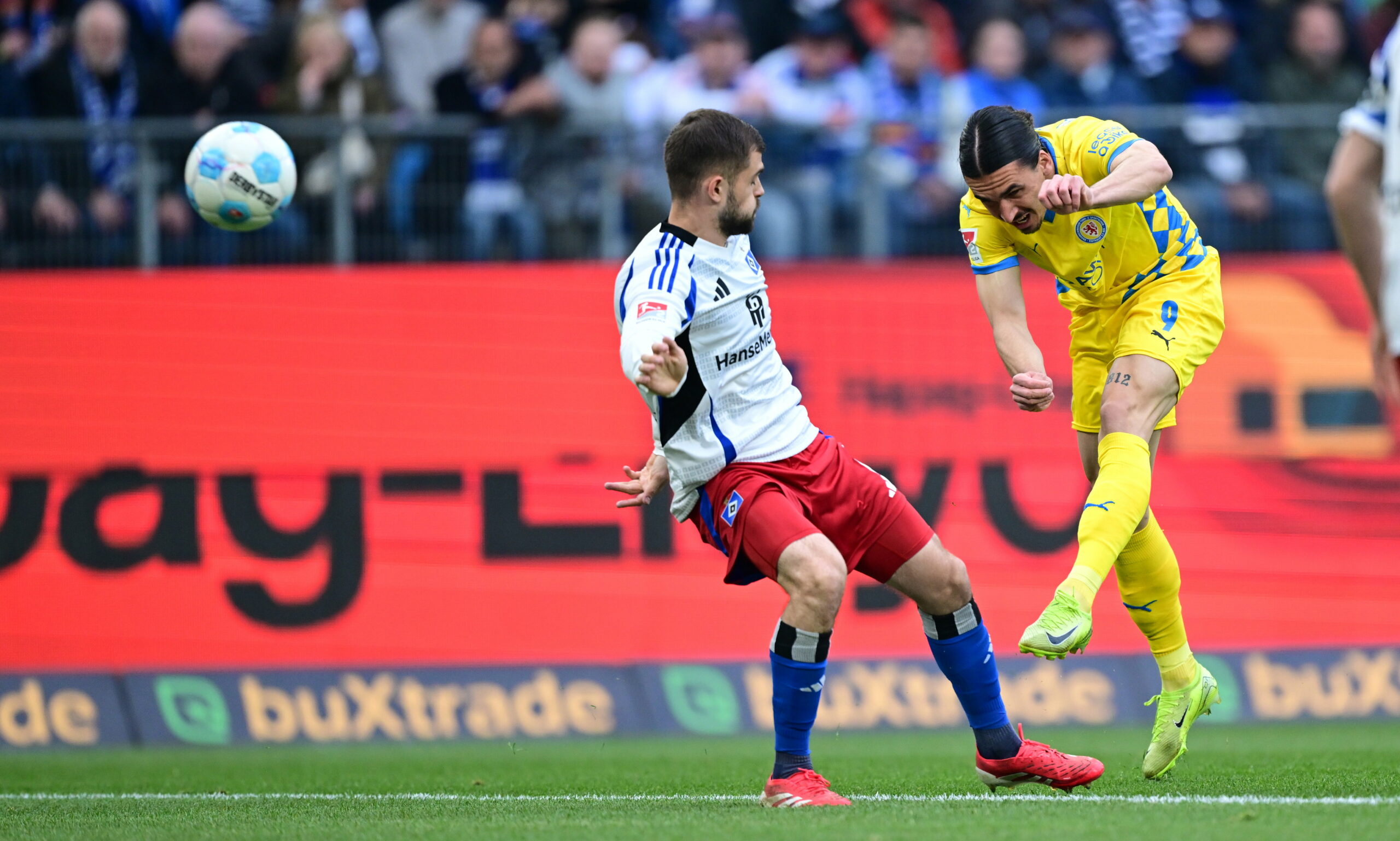 Braunschweigs Rayan Philippe köpft aufs HSV-Tor