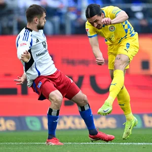 Braunschweigs Rayan Philippe köpft aufs HSV-Tor