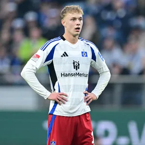 Adam Karabec im HSV-Trikot