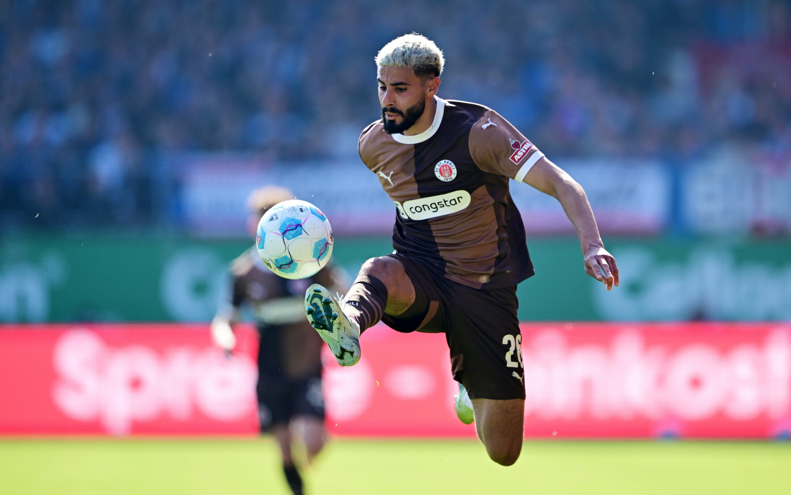 Elias Saad nimmt den Ball elegant an