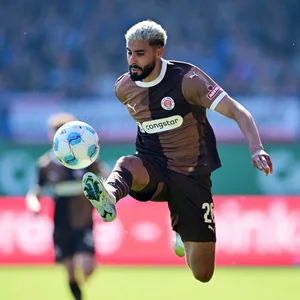 Elias Saad nimmt den Ball elegant an