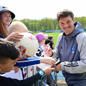 HSV-Trainer Merlin Polzin schreibt im Volkspark Autogramme.