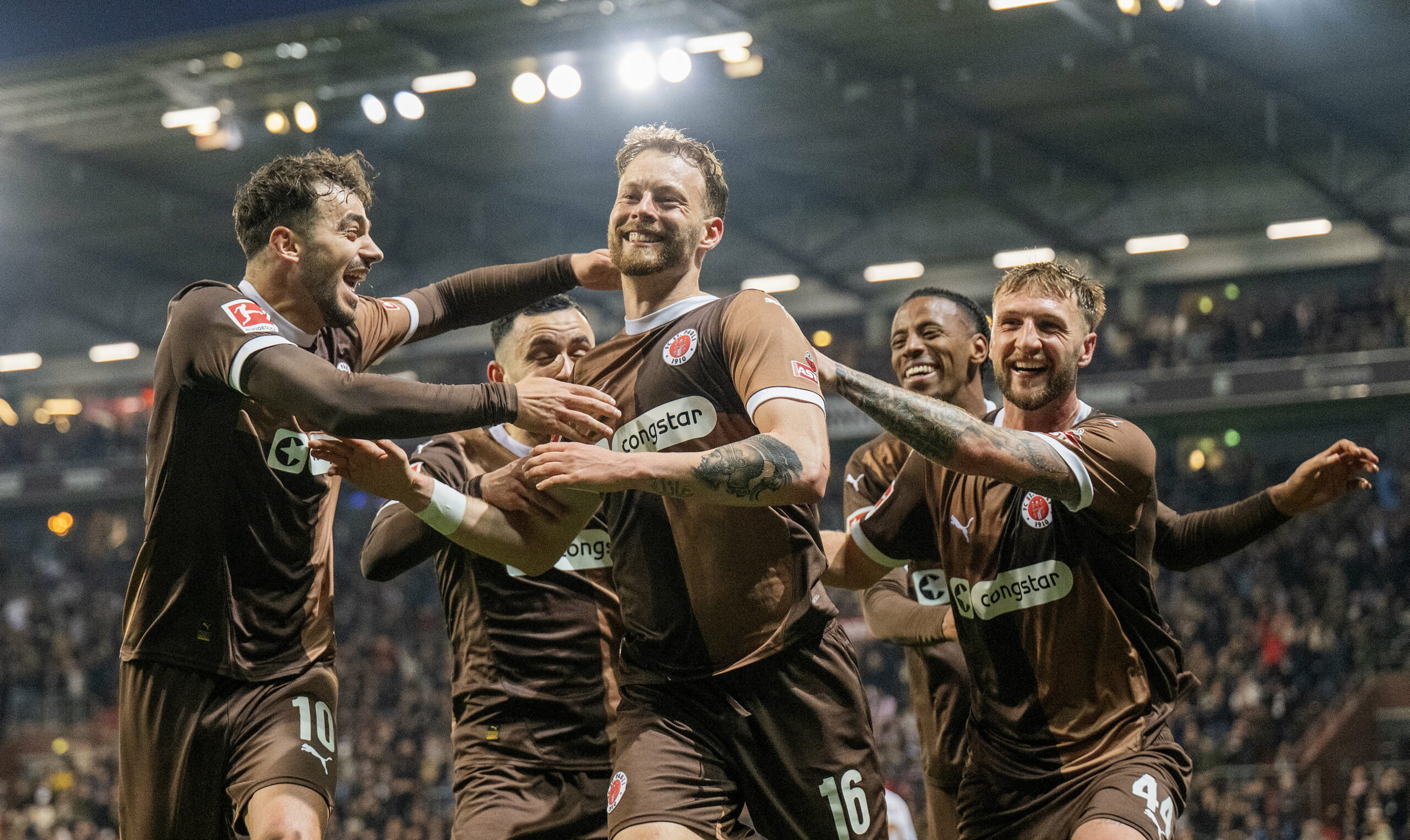 Carlo Boukhalfa wird für sein Tor gegen Leverkusen gefeiert.