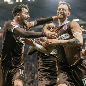 Carlo Boukhalfa wird für sein Tor gegen Leverkusen gefeiert.