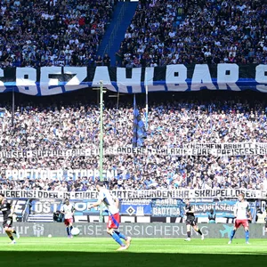 HSV-Fans heben Banner hoch „Fußball muss bezahlbar sein“