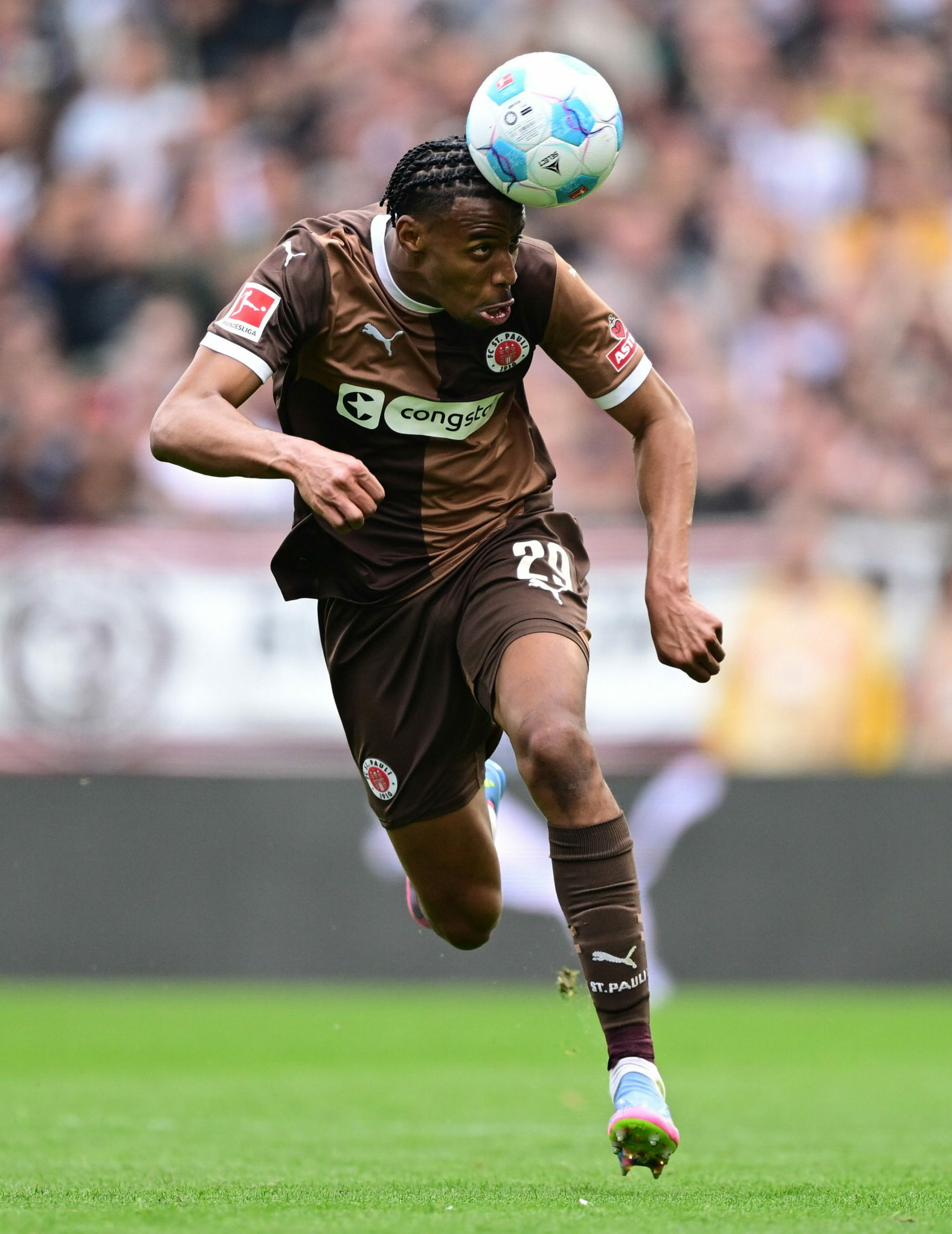 Morgan Guilavogui bei einem Kopfball