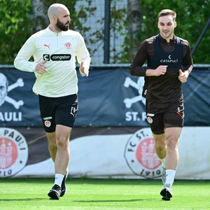 James Sands mit Athletiktrainer Frederic Bokelmann)