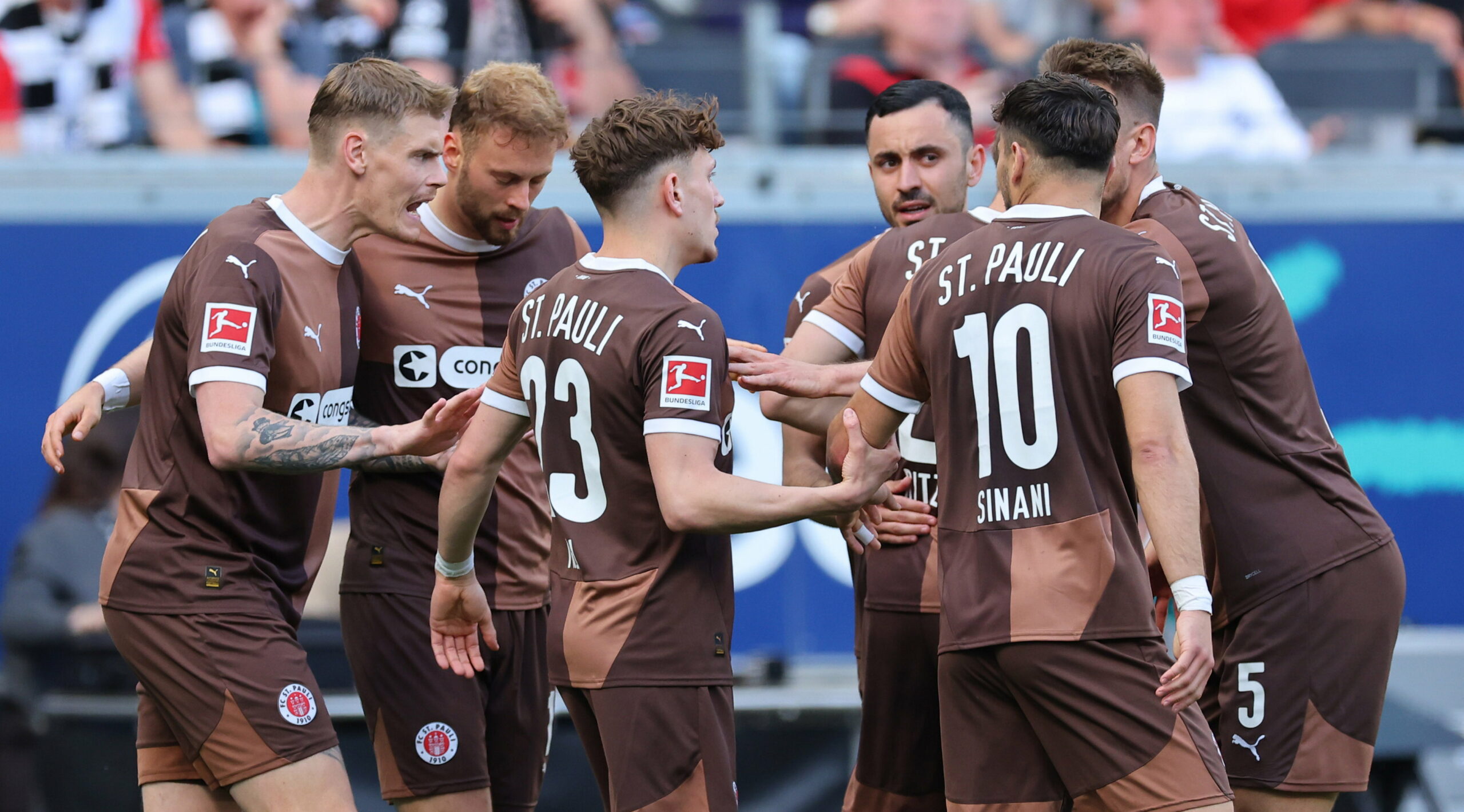 St. Paulis Profis jubeln über das 1:1 in Frankfurt.