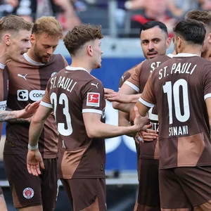 St. Paulis Profis jubeln über das 1:1 in Frankfurt.