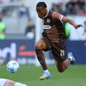 Morgan Guilavogui springt über eine Grätsche