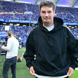 HSV-Trainer Merlin Polzin sim Volksparkstadion