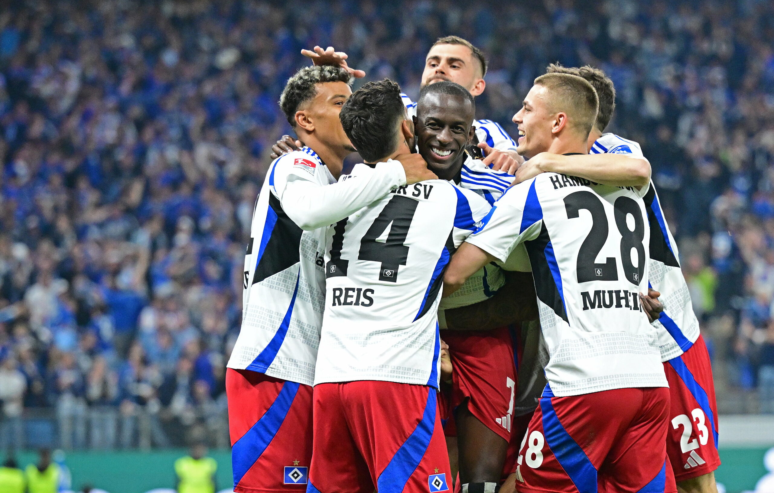 Jubeltraube der HSV-Profis nach dem Tor zum 4:1 gegen Ulm