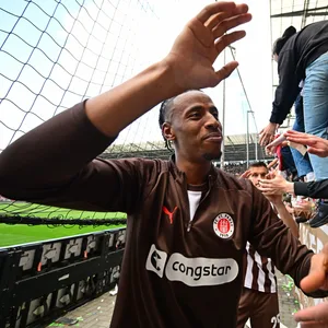 Morgan Guilavogui verabschiedet sich nach dem letzten Heimspiel von den St. Pauli-Fans.
