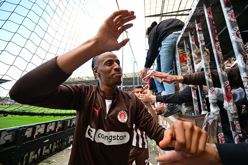 Morgan Guilavogui verabschiedet sich nach dem letzten Heimspiel von den St. Pauli-Fans.