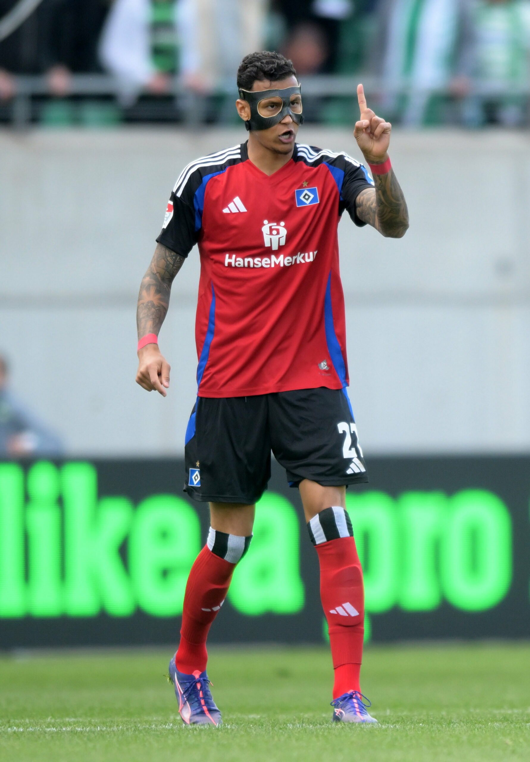Davie Selke hebt einen Finger