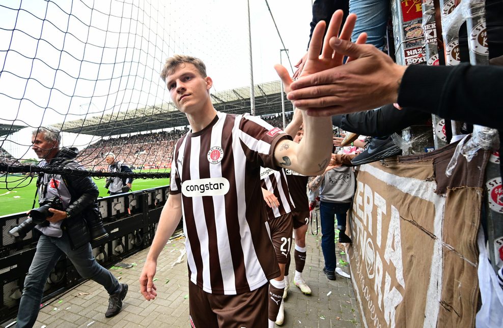David Nemeth klatscht mit St. Pauli-Fans ab