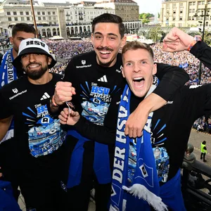 Ein Sommer wie kein anderer: Die HSV-Profis Emir Sahiti, Dennis Hadzikadunic, Immanuel Pherai und Adam Karabec (v.r.) genossen kürzlich die Feierlichkeiten nach dem Aufstieg.