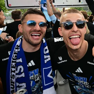 HSV-Keeper Daniel Heuer Fernandes und Miro Muheim feiern den Aufstieg
