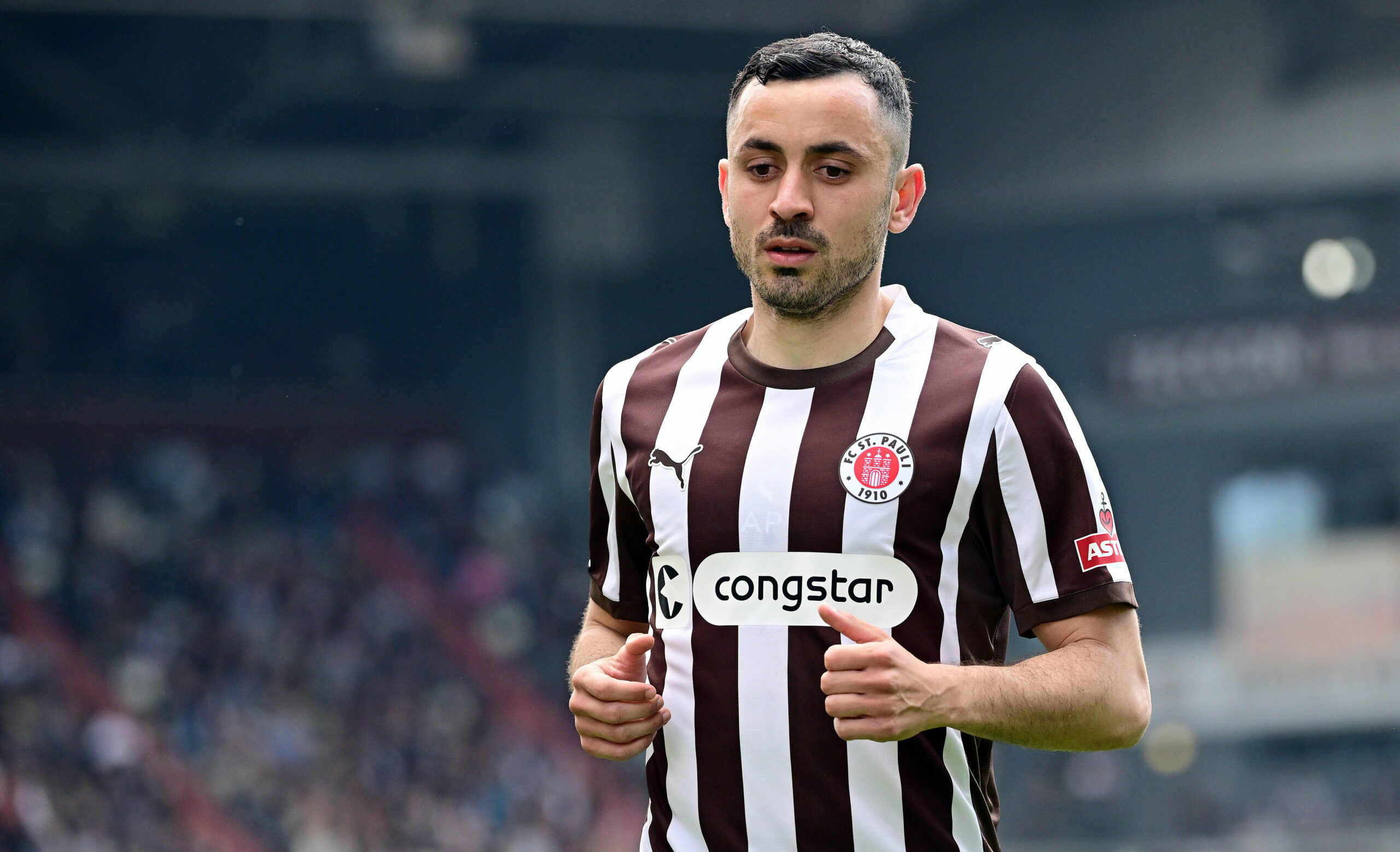 Manolis Saliakas im Heimtrikot des FC St. Pauli
