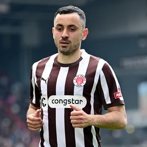 Manolis Saliakas im Heimtrikot des FC St. Pauli