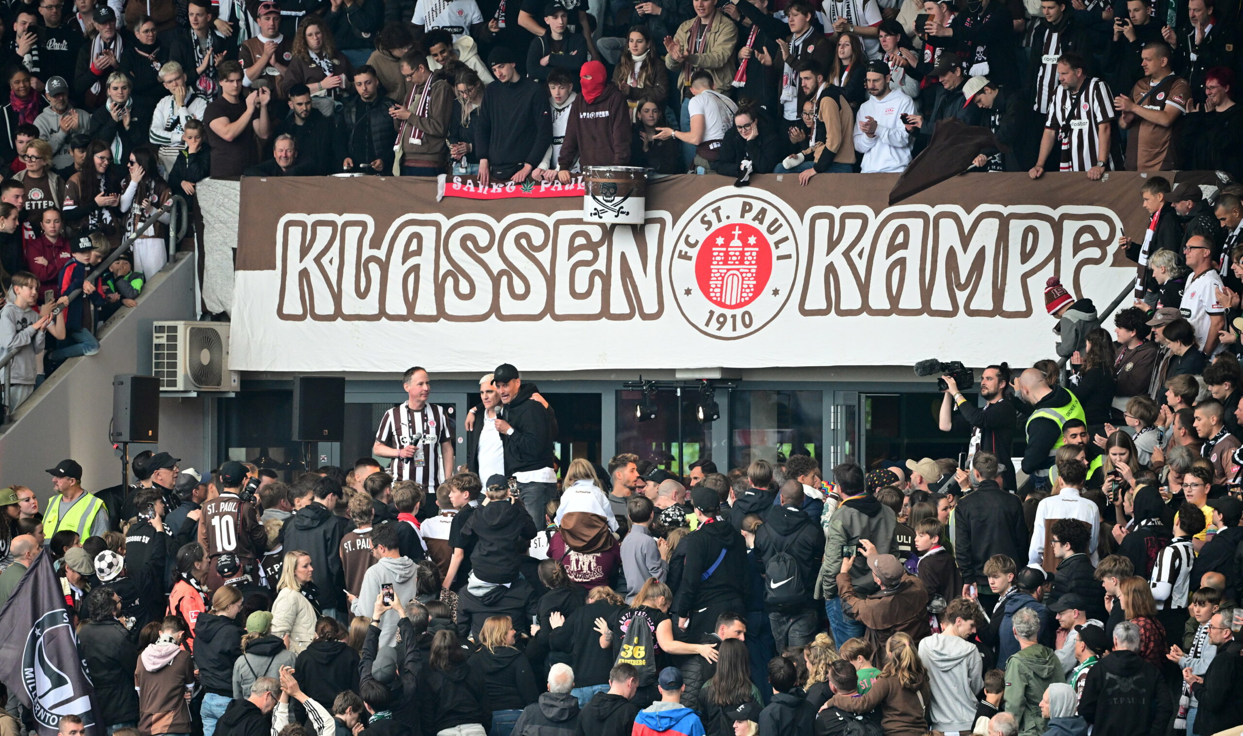 Ein großes Klassenkampf-Banner im Millerntor-Stadion