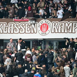 Ein großes Klassenkampf-Banner im Millerntor-Stadion