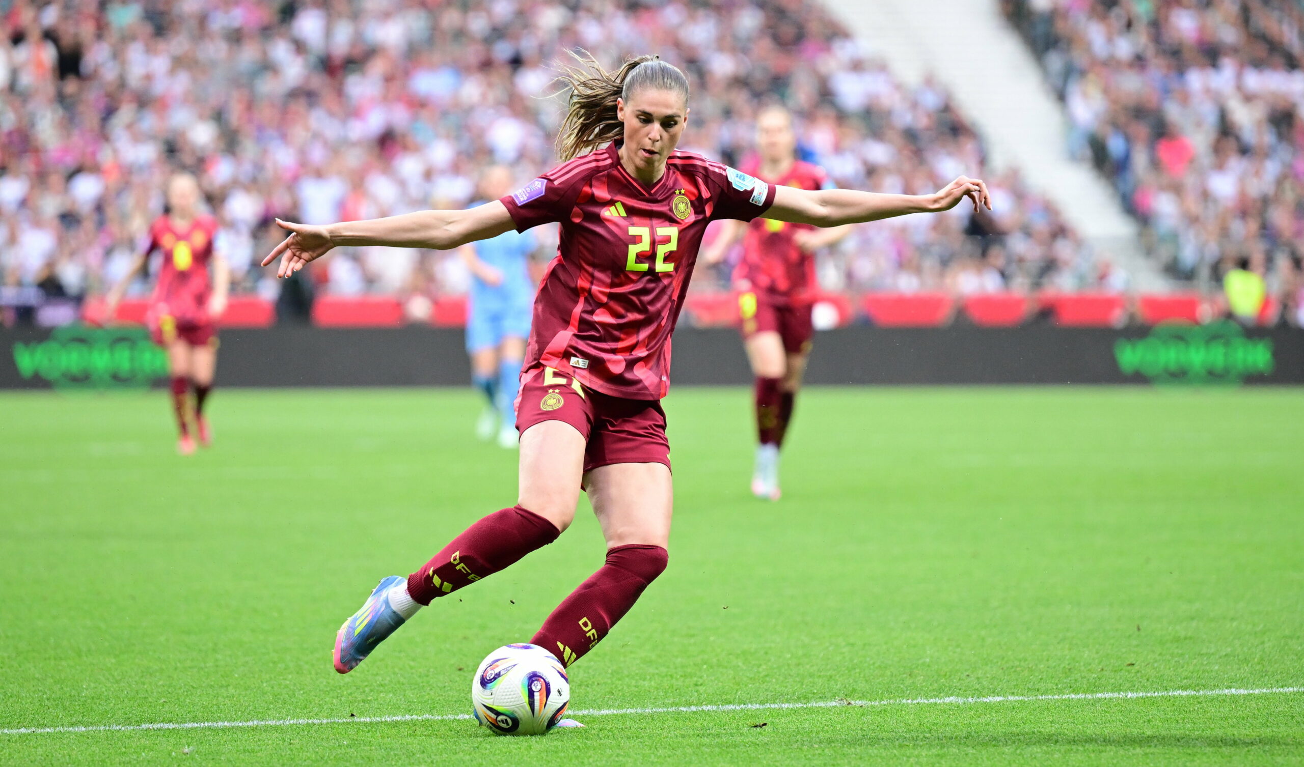 Jule brand im Trikot der deutschen Frauen
