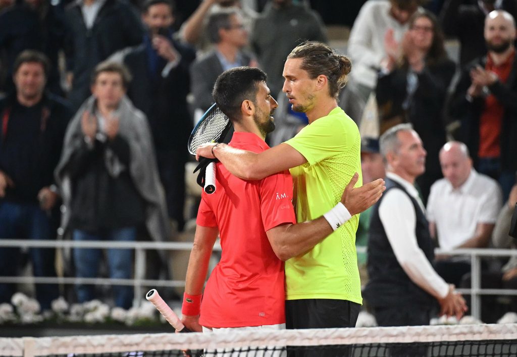 Alexander Zverev umarmt Novak Djokovic nach dem Match