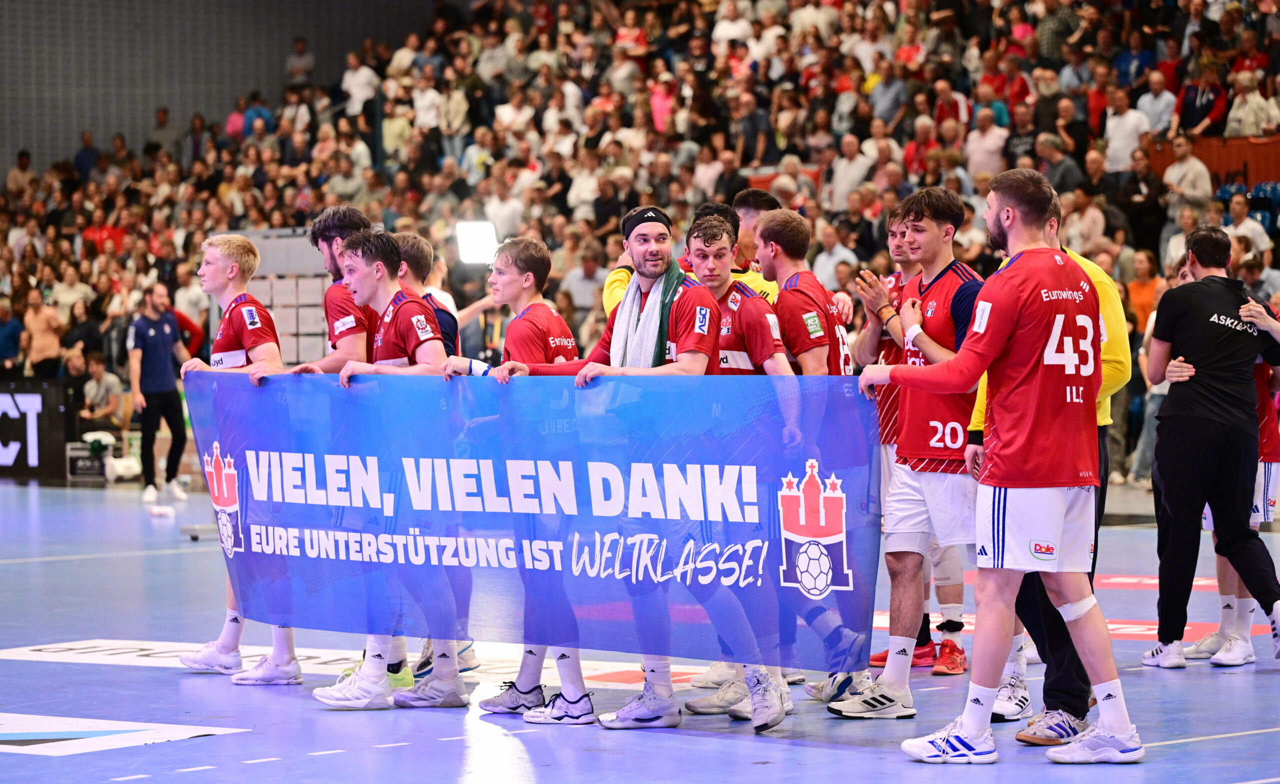 Die Spieler des HSVH dankten nach Abpfiff den eigenen Fans.