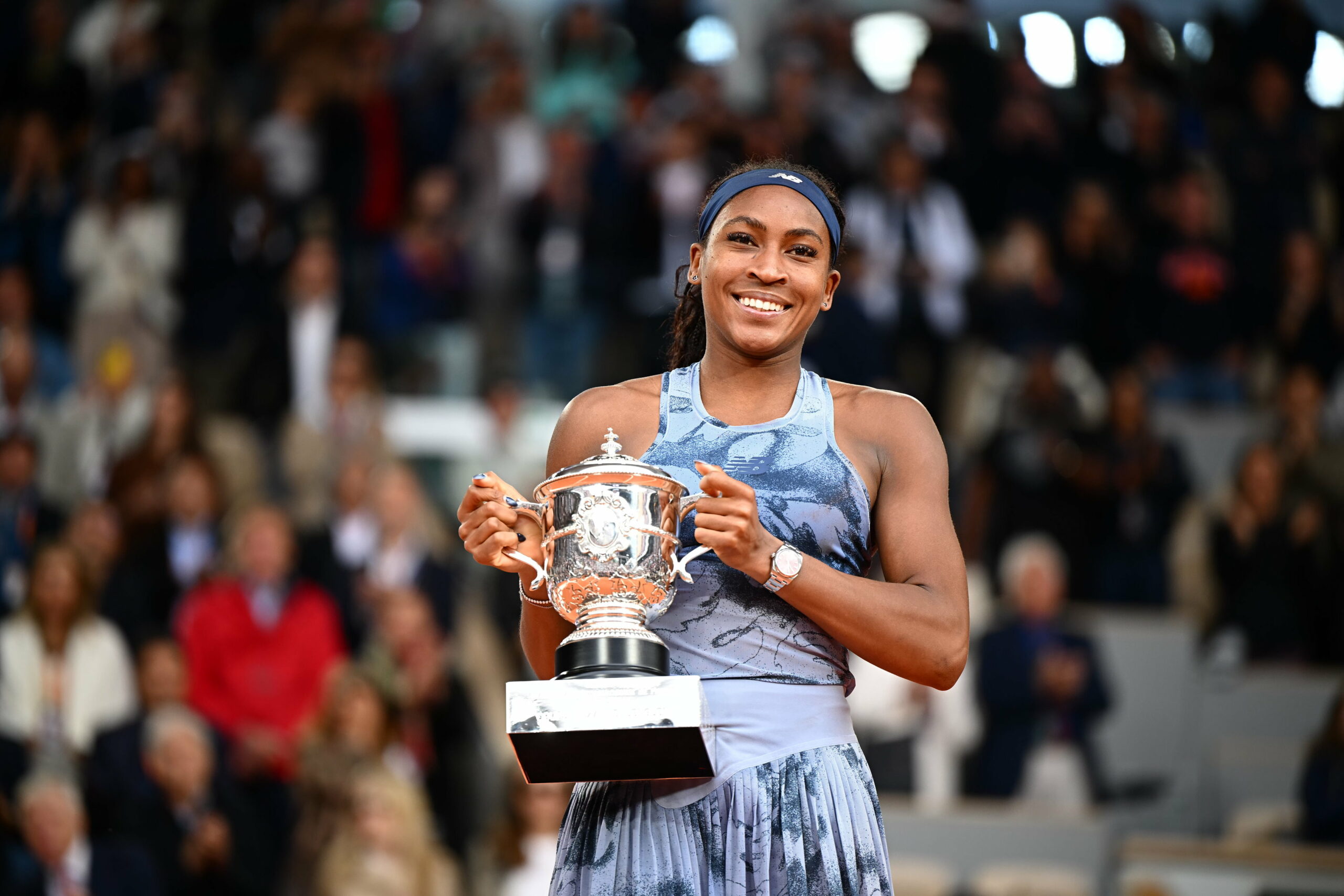 Coco Gauff hält ihre French Open-Trophäe in der Hand