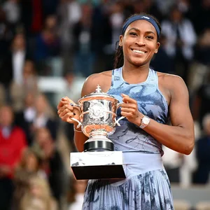 Coco Gauff hält ihre French Open-Trophäe in der Hand