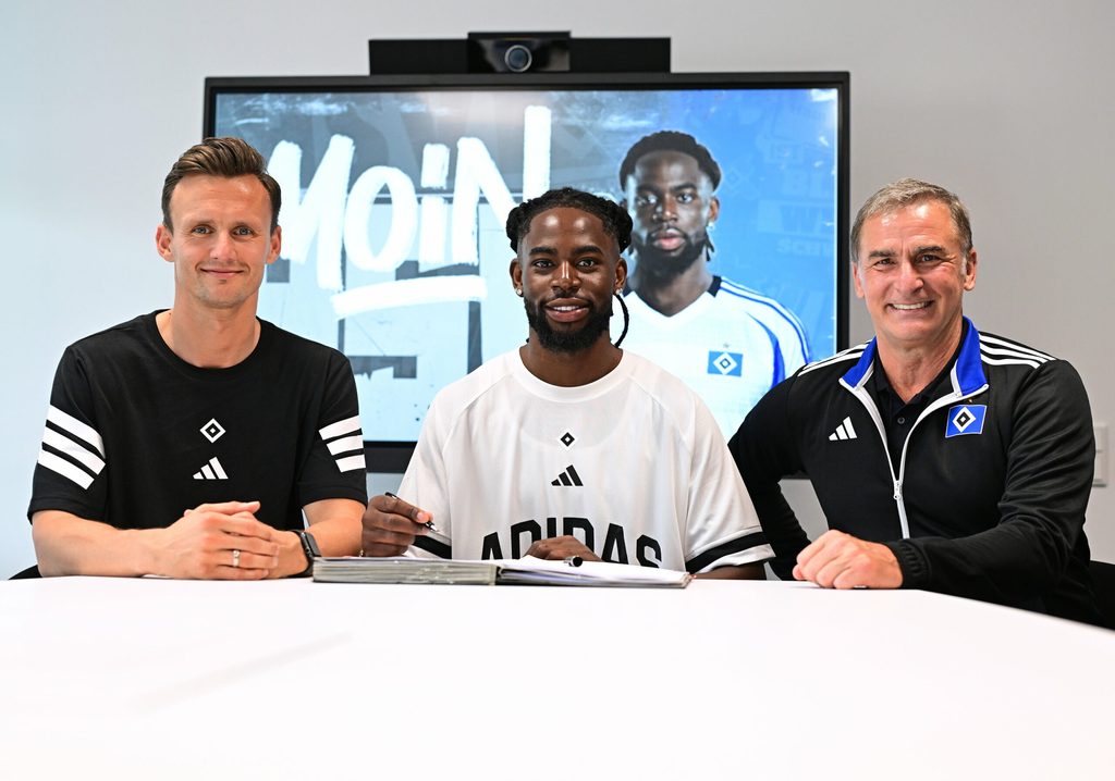 HSV-Sportdirektor Claus Costa (l.) und Sportvorstand Stefan Kuntz freuen sich über die Verpflichtung von Jordan Torunarigha.