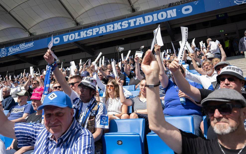 HSV-Mitglieder bei einer Abstimmung auf der Mitgliederversammlung im Volkspark