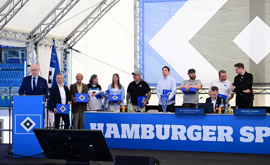 Michael Papenfuß vergibt die silbernen Ehren-Nadeln