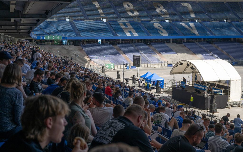 Die HSV-Mitglieder bei der Mitgliederversammlung im Volksparkstadion