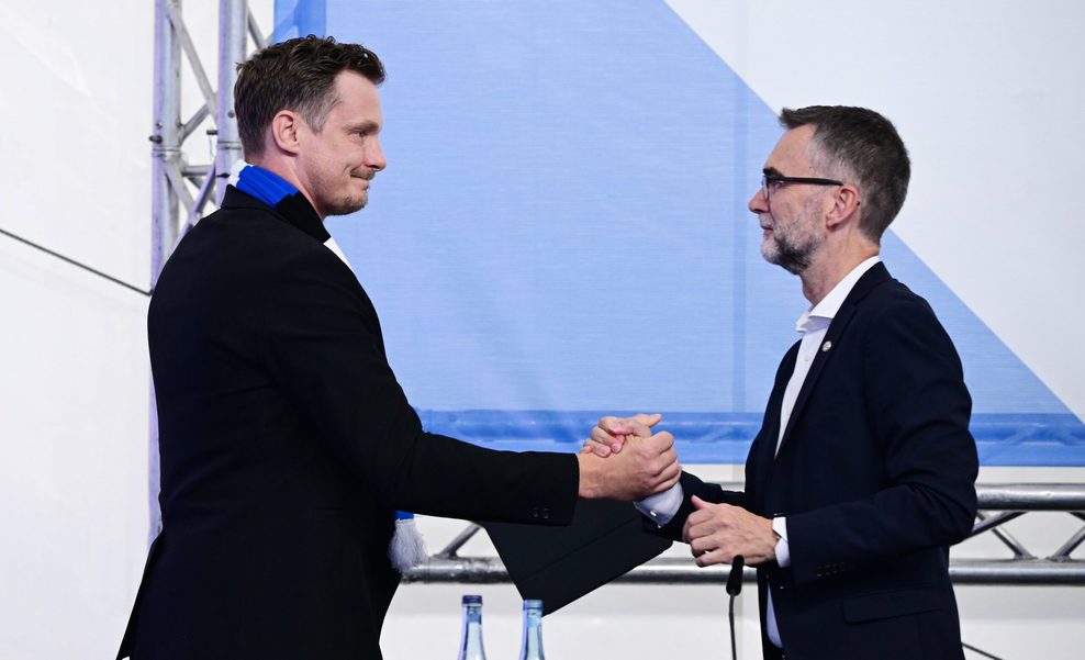 Marcell Jansen wird von Dr. Andreas Peters verabschiedet