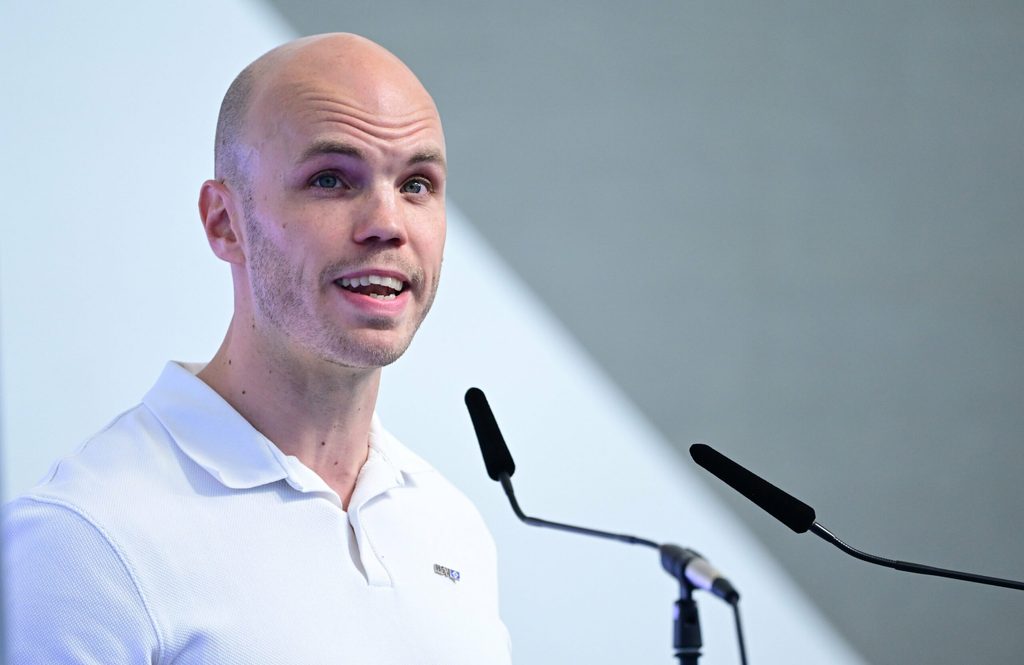Henrik Köncke bei seiner Rede auf der Mitgliederversammlung des HSV