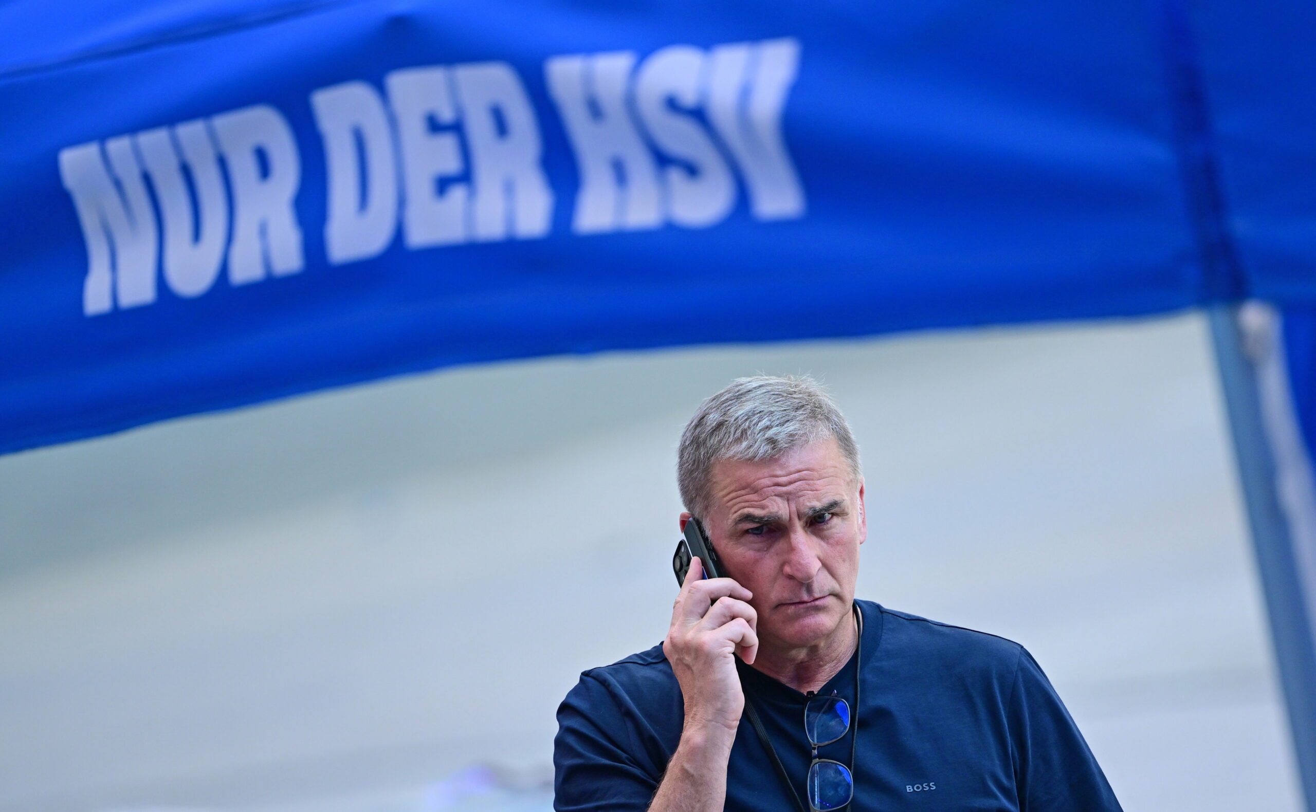 HSV-Sportvorstand Stefan Kuntz am Handy