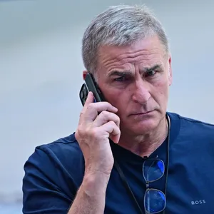 HSV-Sportvorstand Stefan Kuntz am Handy