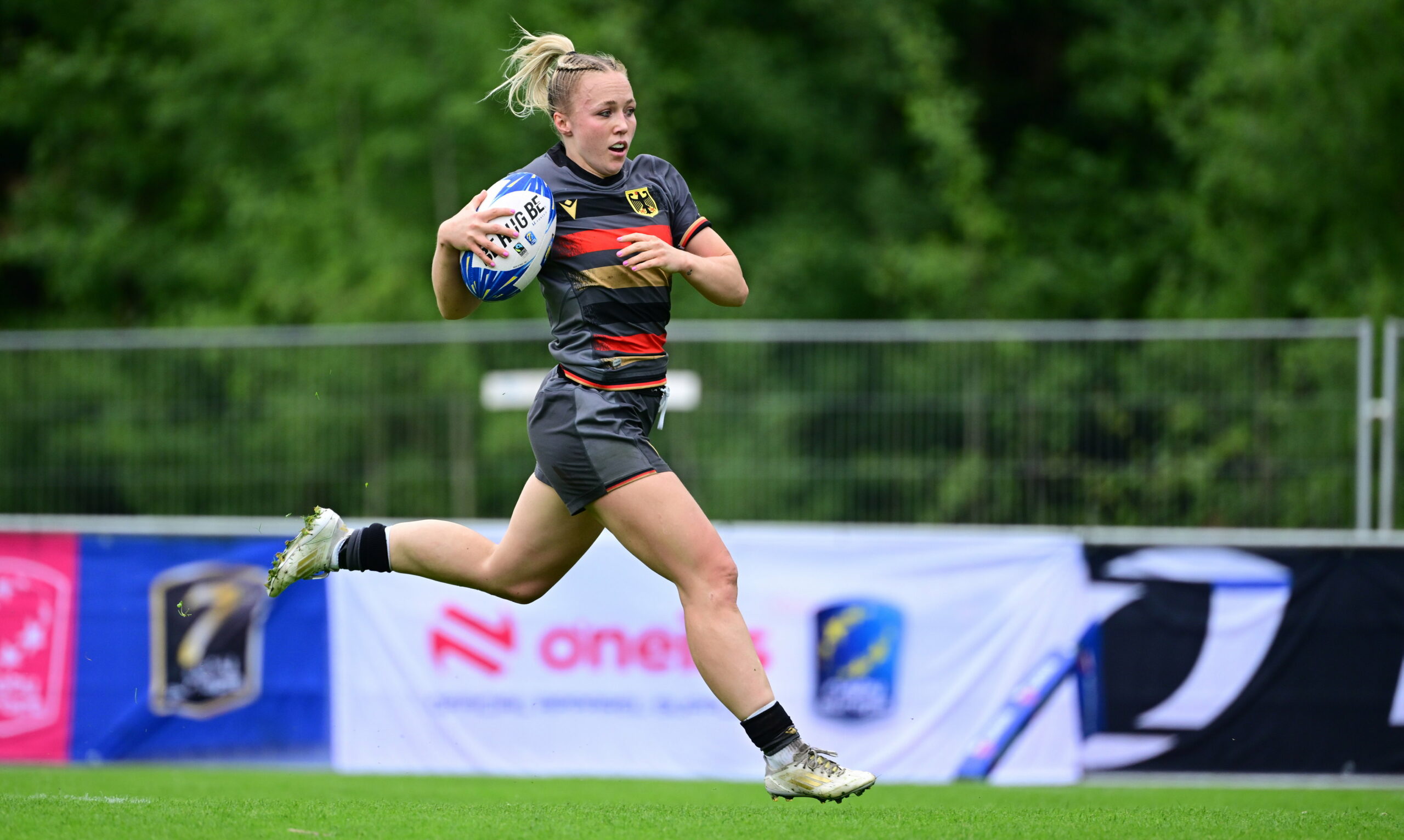Mette Zimmat läuft mit dem Ball.